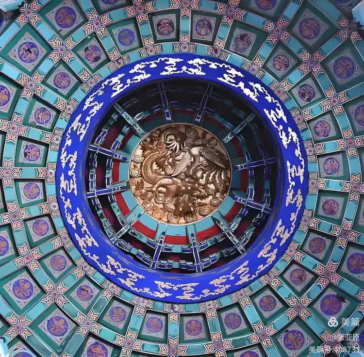 九龙藻井与室内地面的一块龙凤石相呼应,形成"龙凤呈祥"的局面,象征着